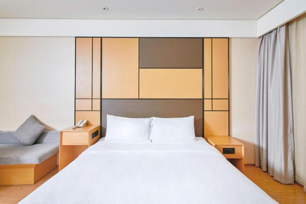 Ji Hotel Shanghai Hongqiao Yan'An XI Road Екстер'єр фото